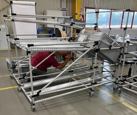 Modułowa linia produkcyjna ENPRAG z przenośnikami rolkowymi podczas instalacji w zakładzie