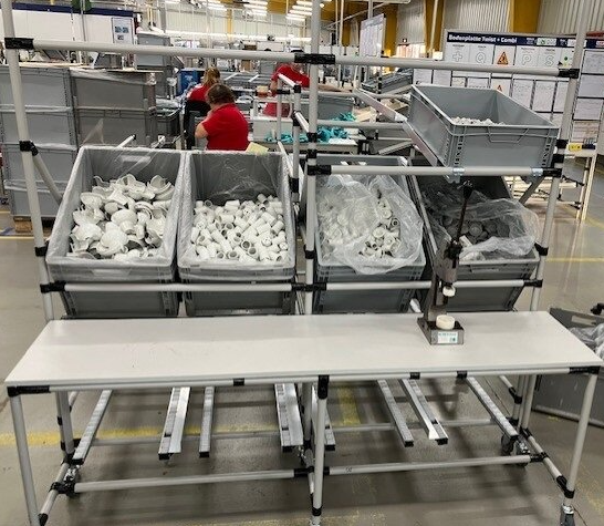 Układ stanowiska pracy minimalizuje manipulację materiałem i wspiera płynny przepływ produkcji