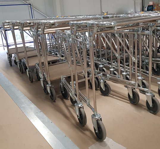Wózki piętrowe do transportu materiałów.