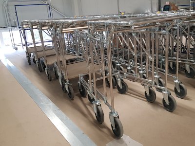 Wózki piętrowe do transportu materiałów.